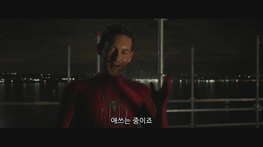 MCU) 피터에게 말하지만 관객과도 대화하는 느낌을 주는 장면_11.png