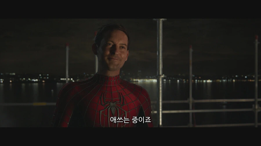 MCU) 피터에게 말하지만 관객과도 대화하는 느낌을 주는 장면_12.png