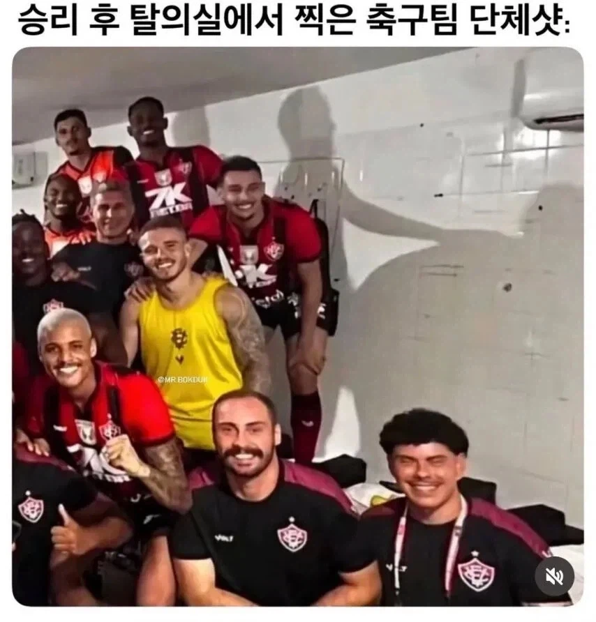 탈의실에서 찍은 단체사진_1.webp