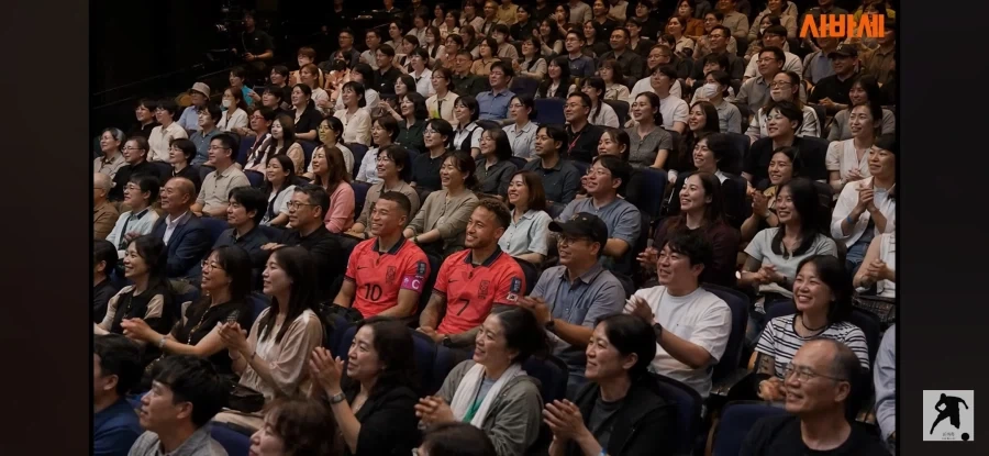 한국에 강연하는 호날두_3.webp