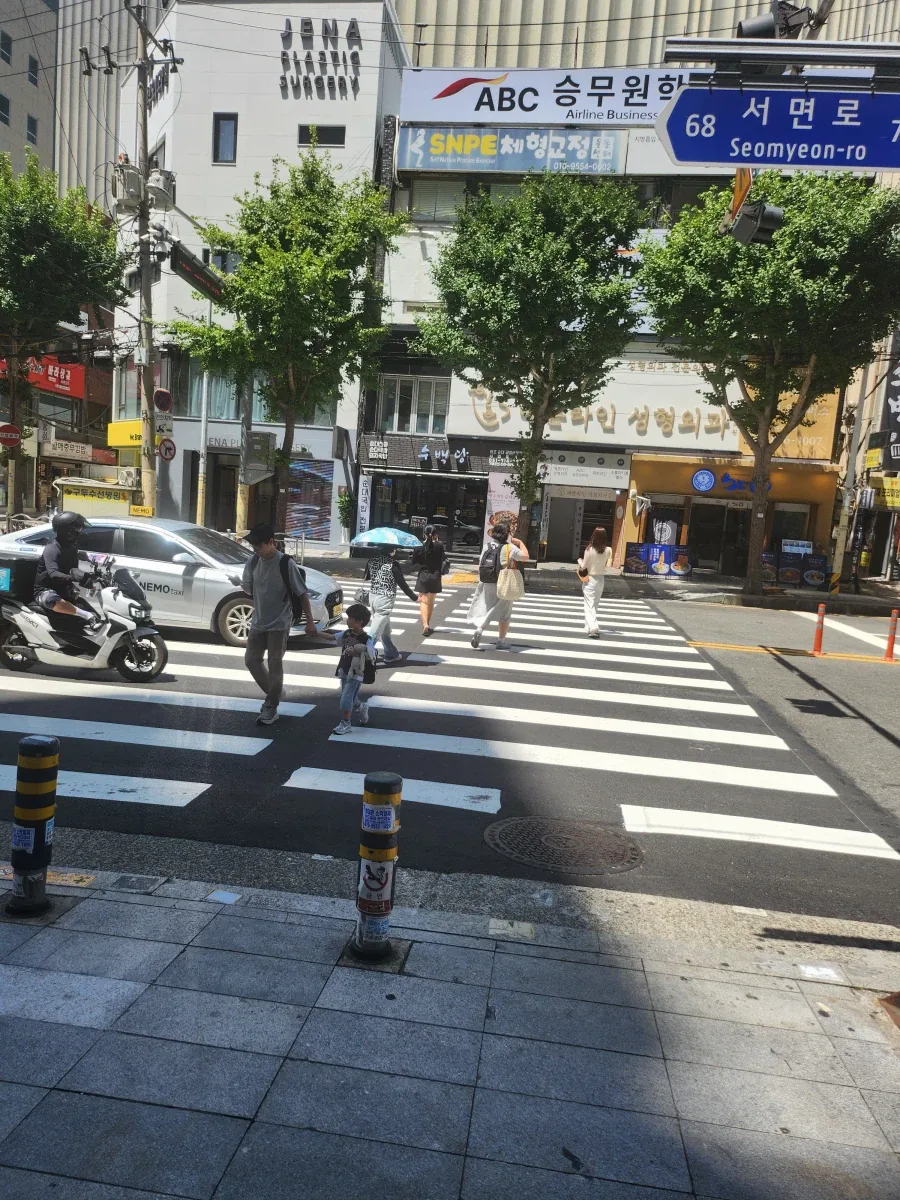 부산의 횡단보도_1.webp