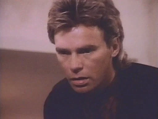 친구 장례식에 참석한 맥가이버_6.webp