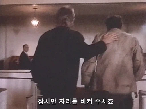 친구 장례식에 참석한 맥가이버_12.webp