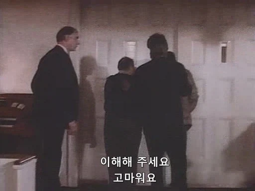 친구 장례식에 참석한 맥가이버_13.webp
