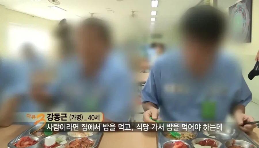 교도소에서 배식받는 범죄자 심정_1.webp