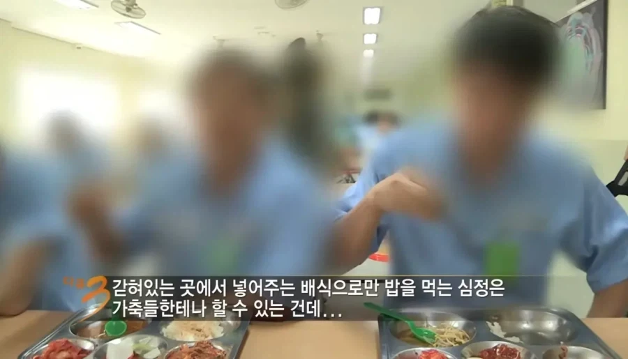 교도소에서 배식받는 범죄자 심정_2.webp