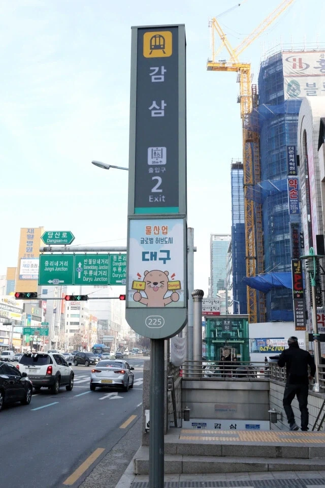 마트에서 과일 세일하더라? 나는 사과 샀는데 넌 뭐 삼?_1.webp