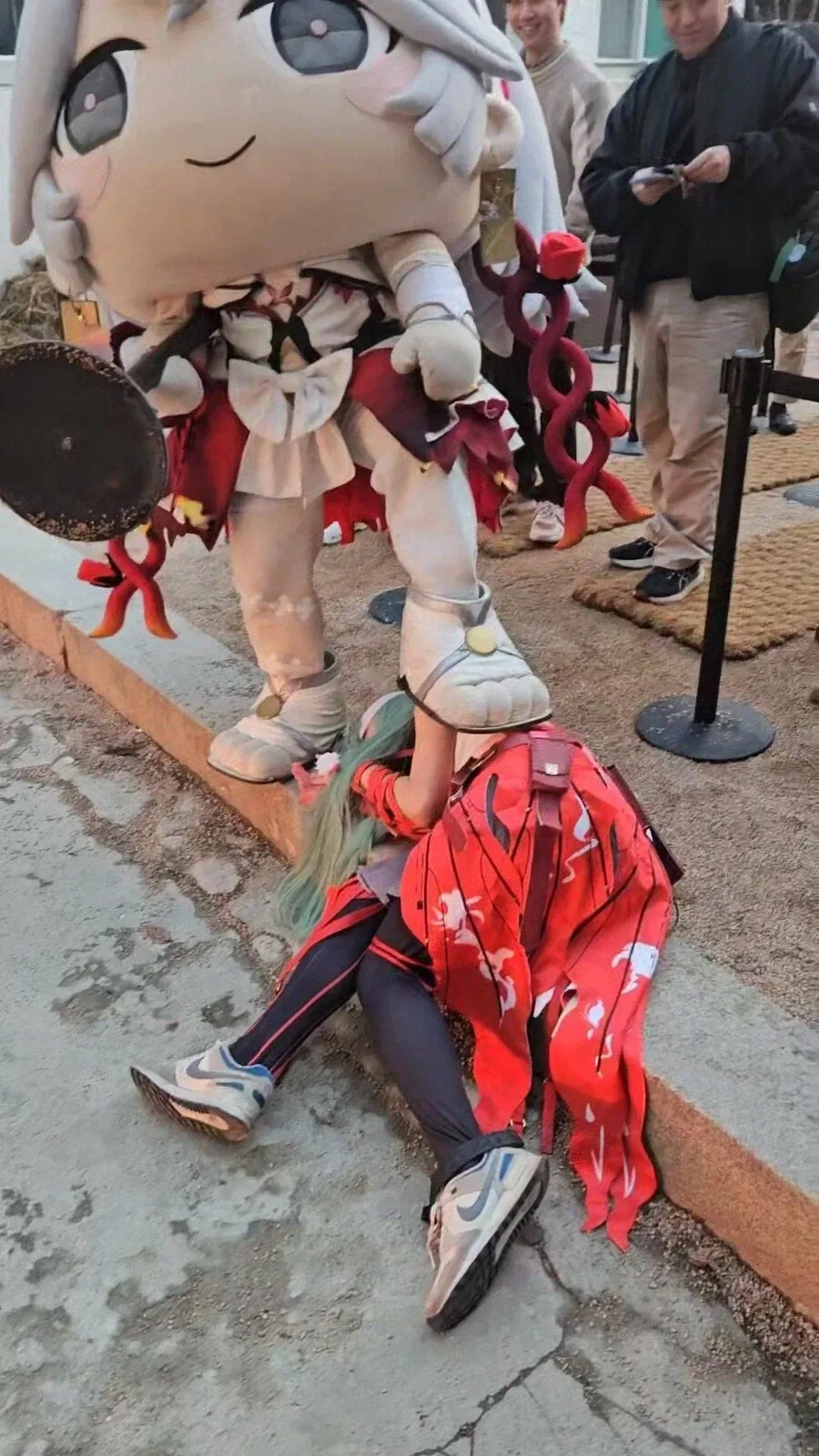 너 폰 내놔. 뭔 겜 깔렸는지 봐야겠다._2.webp