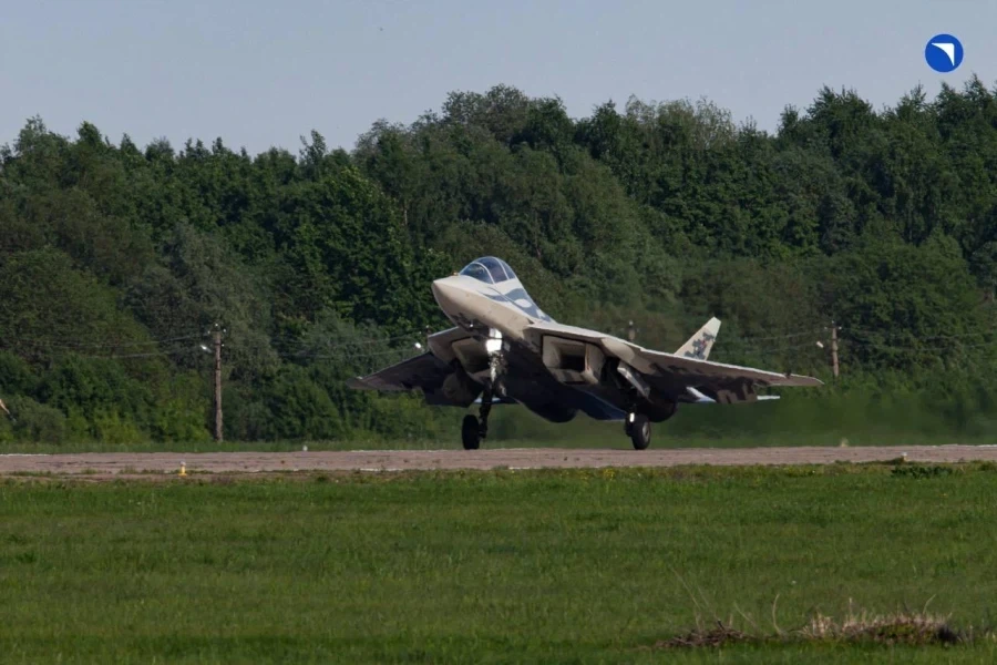 러시아 Su-57 전투기 복좌형 Su-57D 공개_2.webp