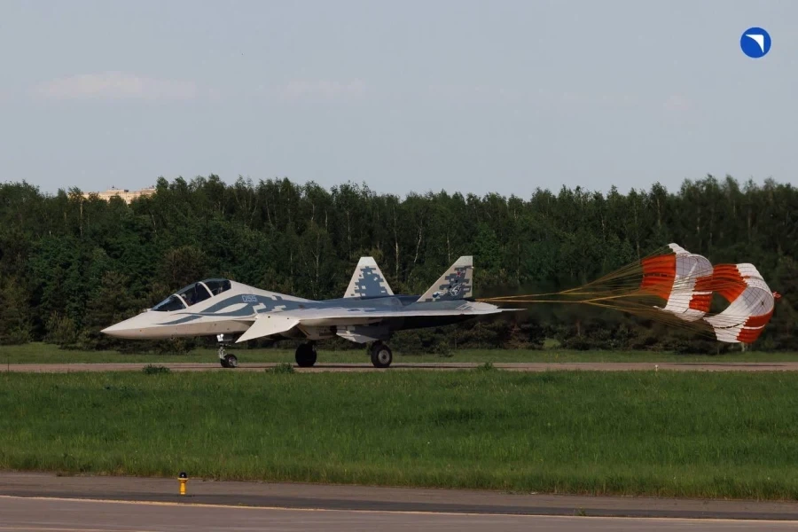 러시아 Su-57 전투기 복좌형 Su-57D 공개_5.webp
