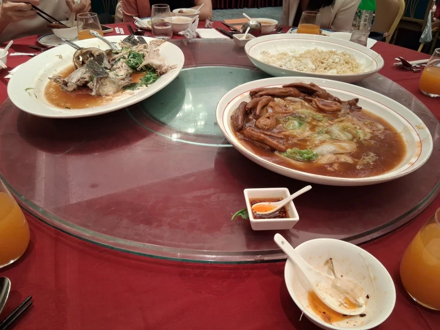 홍콩에서 식사하고 있다_1.webp