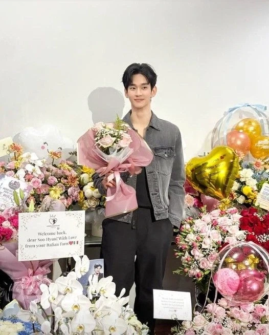 김수현, 야윈 얼굴로 1년 5개월만에 복귀..꽃다발 안고 활짝_1.webp