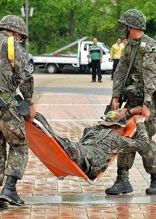 박 일병의 허리가 활처럼 휘었다_1.webp