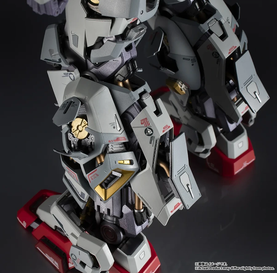 脚部装甲の解放。下脚部にもフレームを伸縮するギミックがある。フレームの伸縮に併せ、スラスター口のフレームも連動して開閉、本品ギミックの見せ場の一つになっている。