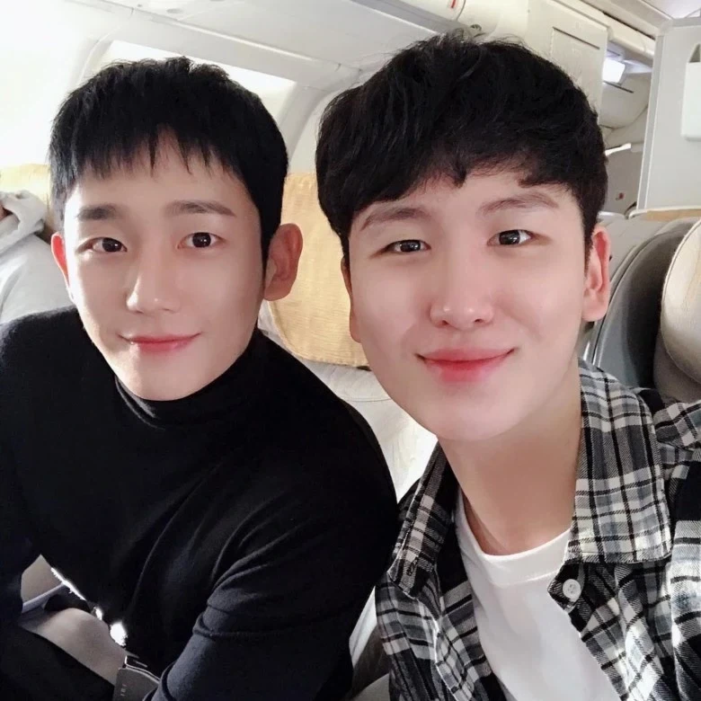 배우 정해인과 매니저인 친동생 사진 보면_3.webp