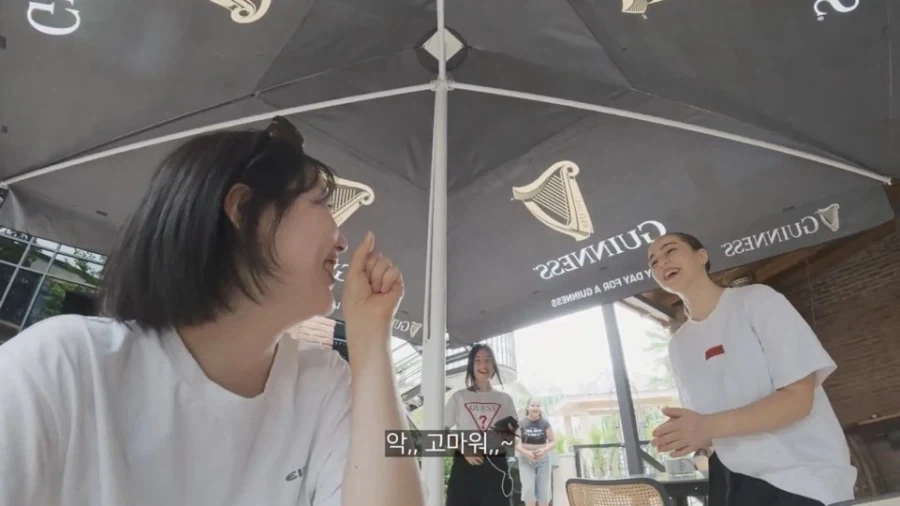 여성유튜버에게 조지아 소녀들이 묻따 한국어로 인사한 이유_7.webp
