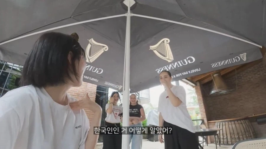 여성유튜버에게 조지아 소녀들이 묻따 한국어로 인사한 이유_9.webp