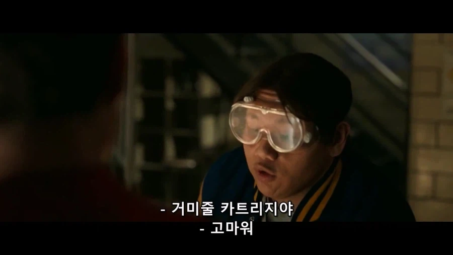 MCU)대선배 샘스파 피터가 거미줄을 쏘는 장면_1.webp