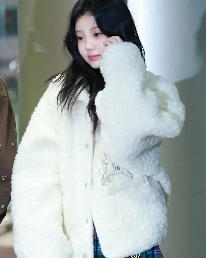 사복 차림 통제당하는 걸그룹 멤버.jpg_4.webp