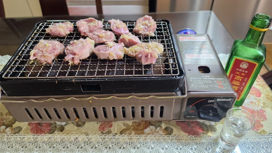 야옹이랑 소소하게 낮술 한잔함_3.webp