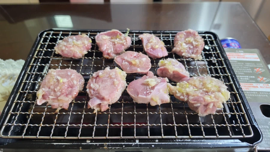 야옹이랑 소소하게 낮술 한잔함_4.webp