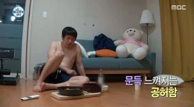 거실에서 밥 먹는 40대 아저씨_2.webp
