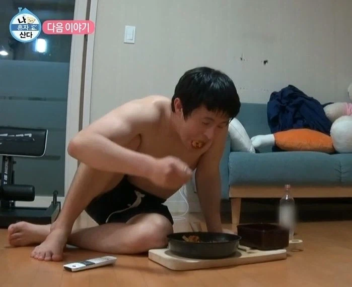 거실에서 밥 먹는 40대 아저씨_3.webp