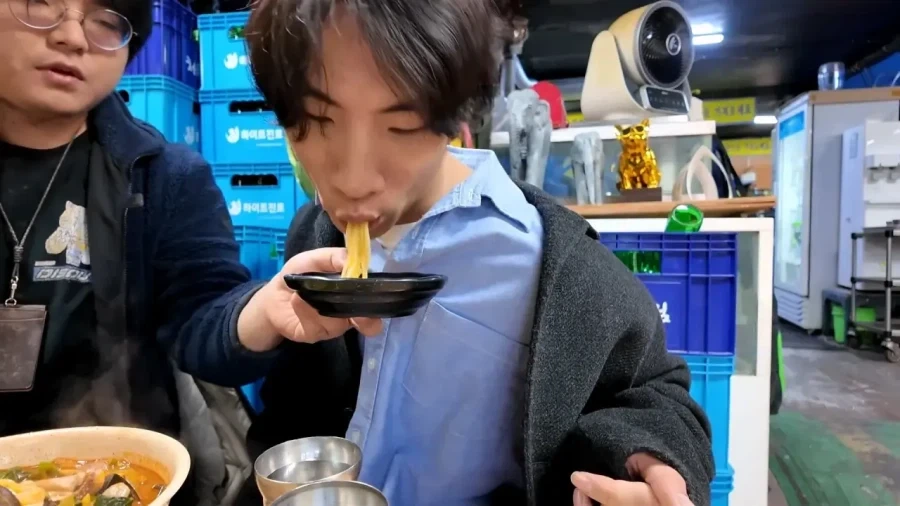 엄마가 명품 옷만 사줬다는 장애인 유튜버 만능발_1.webp