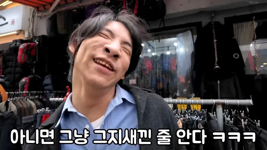 엄마가 명품 옷만 사줬다는 장애인 유튜버 만능발_16.webp