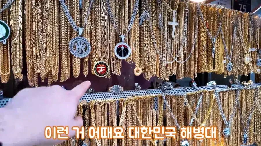 엄마가 명품 옷만 사줬다는 장애인 유튜버 만능발_18.webp