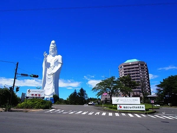 마을 한 가운데 있는 거대한 불상_2.webp