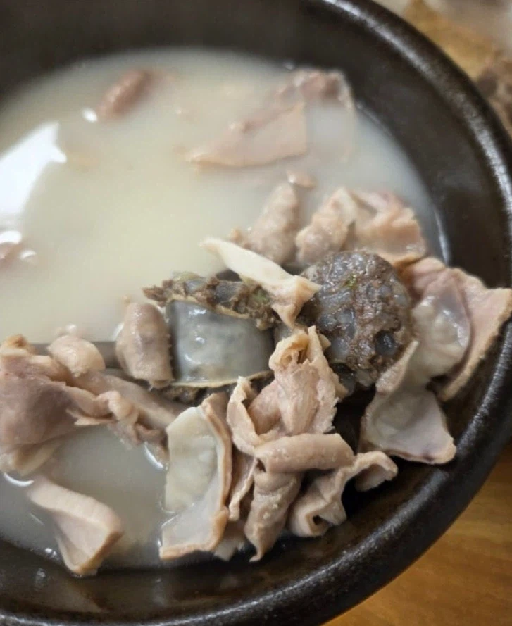 대체 어느 아랫지방 순대국밥에 순대만 준단 말인가!_1.webp