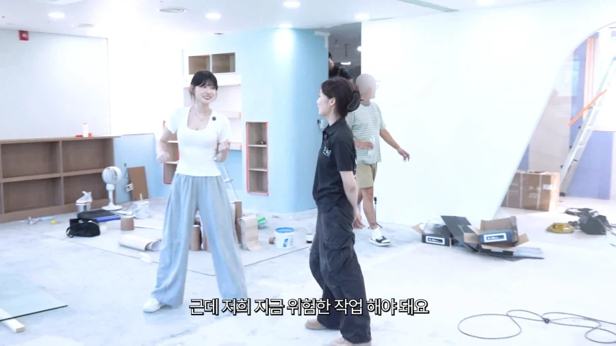 유튜브) 노가다에서 스쿼트 하는 여자 유튜버_1.webp