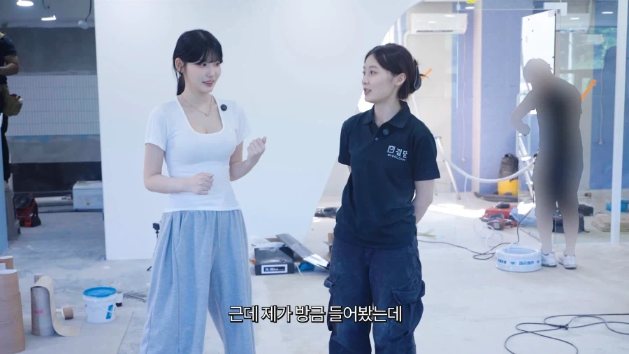 유튜브) 노가다에서 스쿼트 하는 여자 유튜버_3.webp