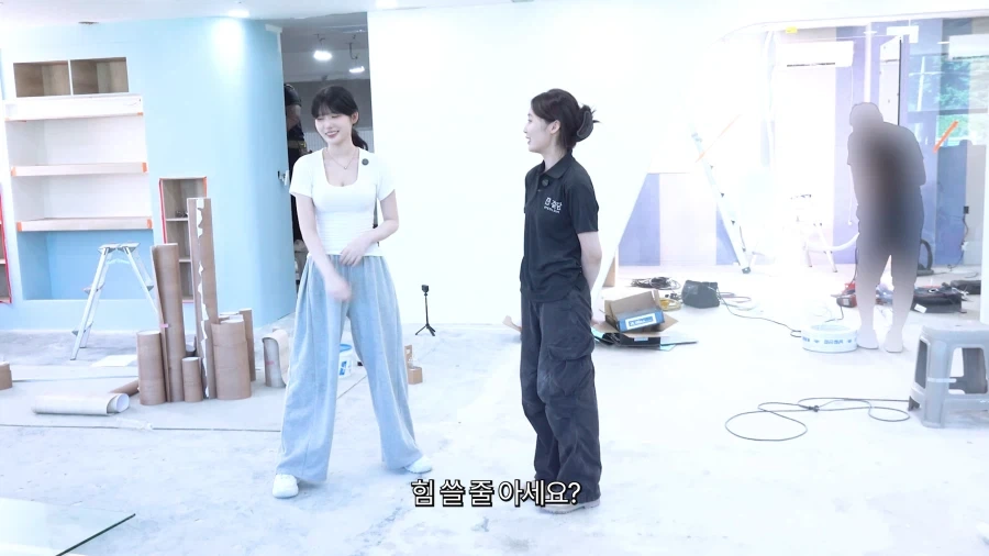 유튜브) 노가다에서 스쿼트 하는 여자 유튜버_5.webp