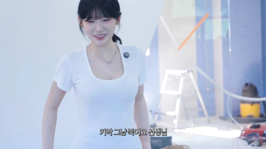 유튜브) 노가다에서 스쿼트 하는 여자 유튜버_8.webp