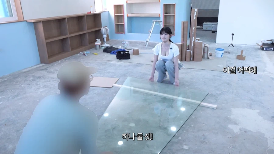 유튜브) 노가다에서 스쿼트 하는 여자 유튜버_14.webp