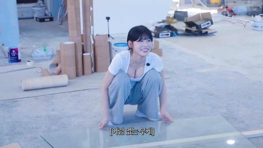 유튜브) 노가다에서 스쿼트 하는 여자 유튜버_18.webp