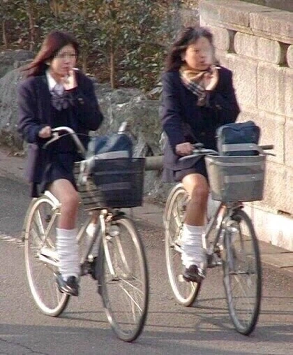 빵물고 자전거 등교하는 90년대 일본 여고생_1.webp