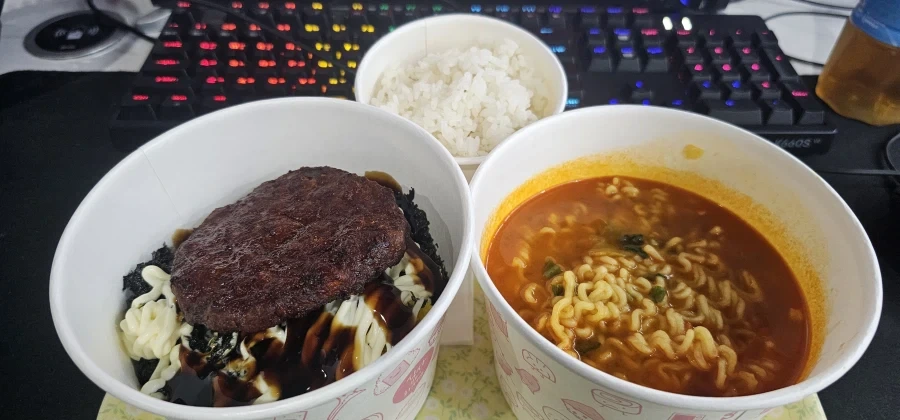 야식먹고 싶은데 참으려고_1.webp