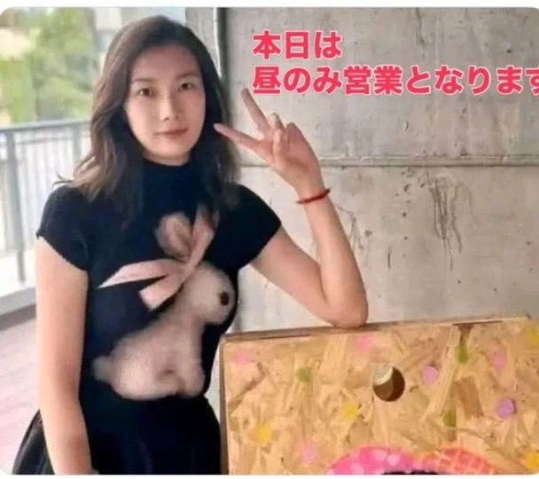 야외에서 여성분 본의치 않은 알몸노출_1.webp