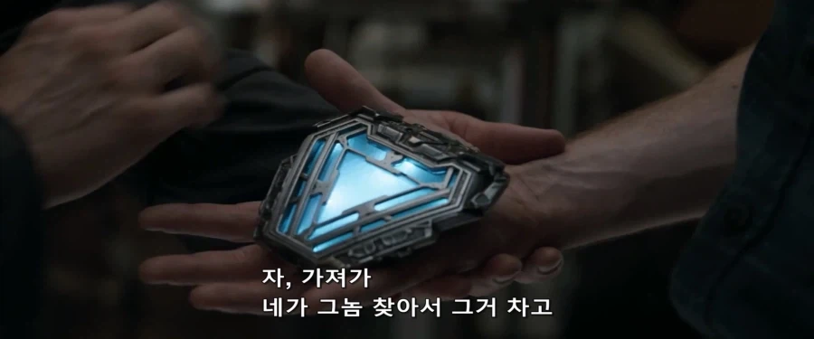 MCU)캡틴에게 아크 리엑터를 건내준 토니_2.webp