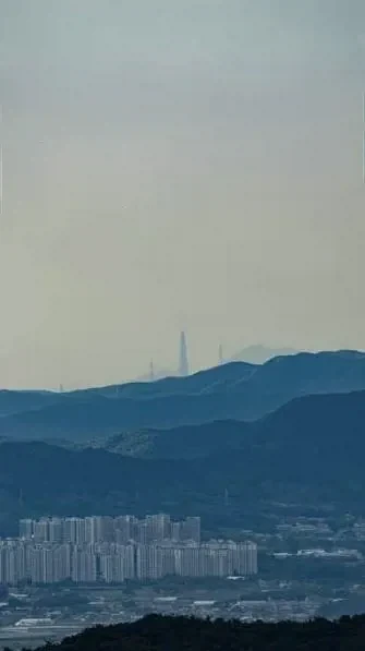 충청남도 천안에서도 보이는 롯데타워.jpg_1.webp