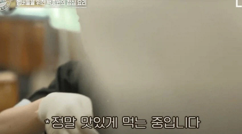 연예인들이 진짜 맛있는 거 먹을 때 하는 표정_7.webp