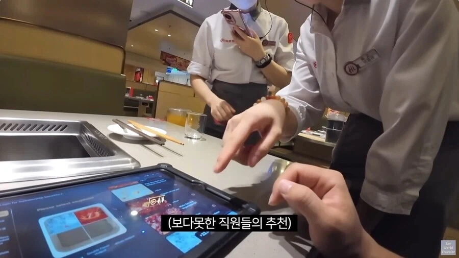 훠궈 처음 먹는 손님을 본 가게 직원들_6.webp
