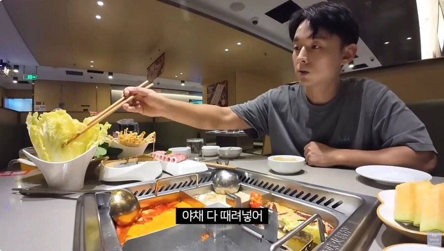 훠궈 처음 먹는 손님을 본 가게 직원들_10.webp