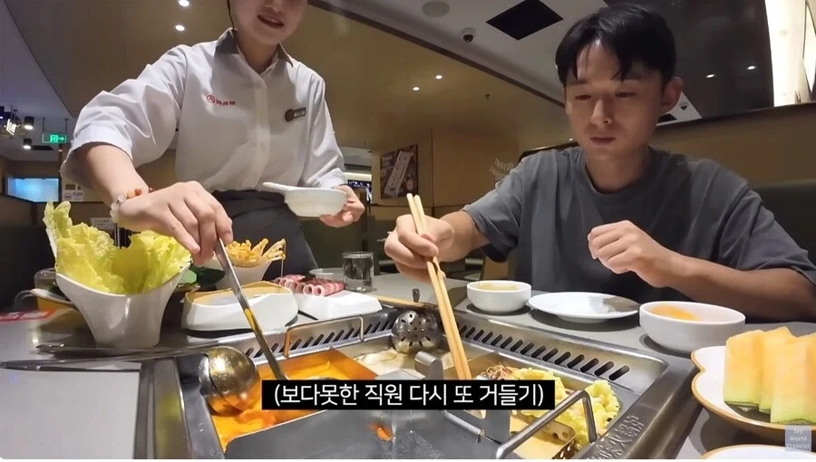 훠궈 처음 먹는 손님을 본 가게 직원들_12.webp
