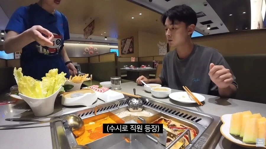 훠궈 처음 먹는 손님을 본 가게 직원들_16.webp