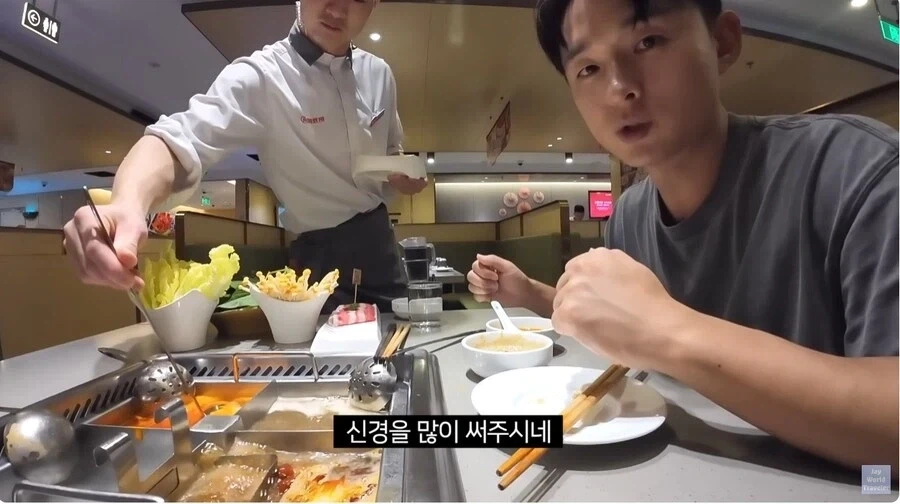 훠궈 처음 먹는 손님을 본 가게 직원들_18.webp
