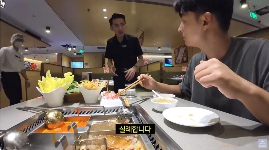 훠궈 처음 먹는 손님을 본 가게 직원들_20.webp